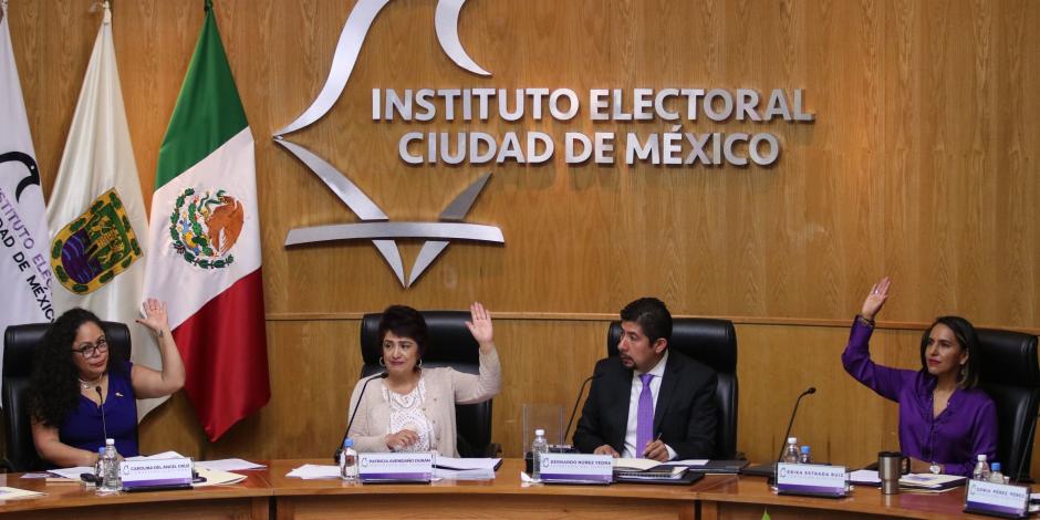 La presidenta del IECM Patricia Avendaño (segunda de izquierda a derecha), ayer.