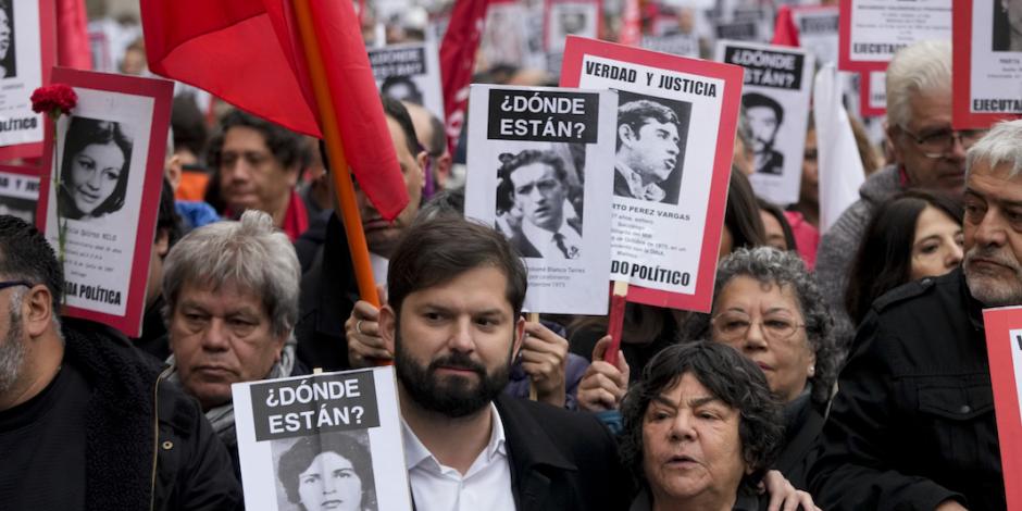 El presidente Gabriel Boric encabeza marcha antirrégimen con deudos de las víctimas, ayer.