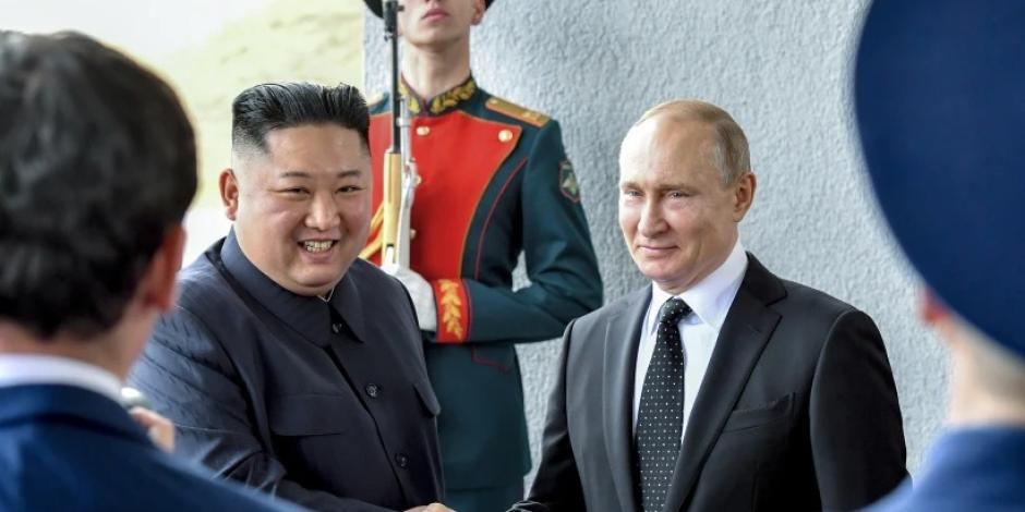 El presidente de Rusia, Vladímir Putin, a la derecha, estrecha la mano del líder de Corea del Norte, Kim Jong Un, durante un encuentro en Vladivostok, Rusia, el 25 de abril de 2019.