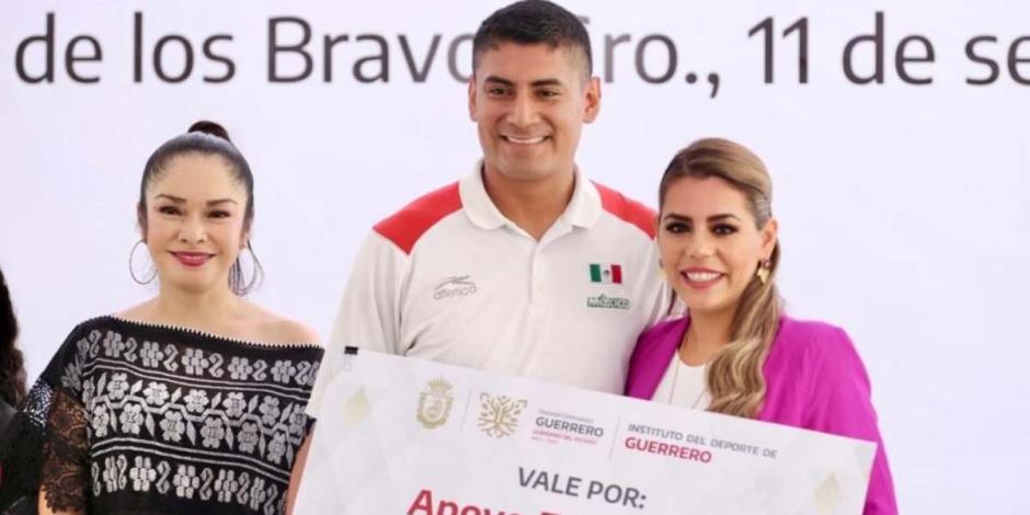 Evelyn Salgado entrega becas a deportistas y entrenadores de Guerrero.
