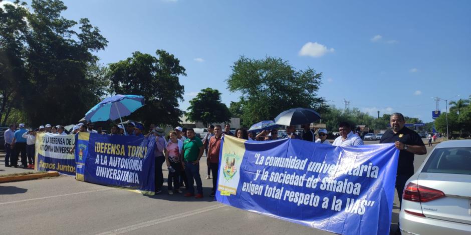Trabajadores de la casa de estudios bloquearon ayer la avenida Ejército Mexicano, en apoyo al rector.