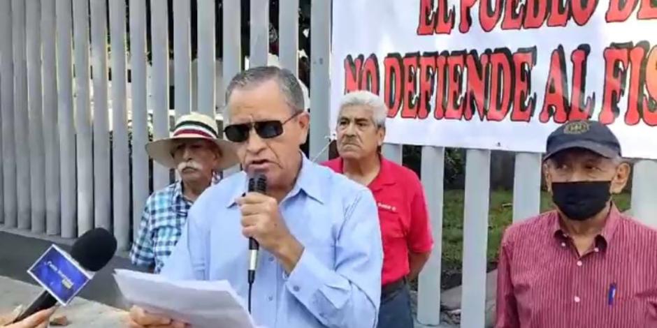 El vocero del Colectivo Cuernavaca, Francisco Radilla Corona, al hablar ante los medios de comunicación, ayer.