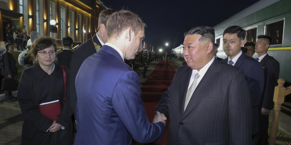 Kim Jong-un (der.) saluda a la comitiva rusa, que lo recibió en Khasan, ayer.