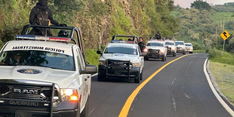 Convoy de vigilancia, ayer, en la región de Tierra Caliente.