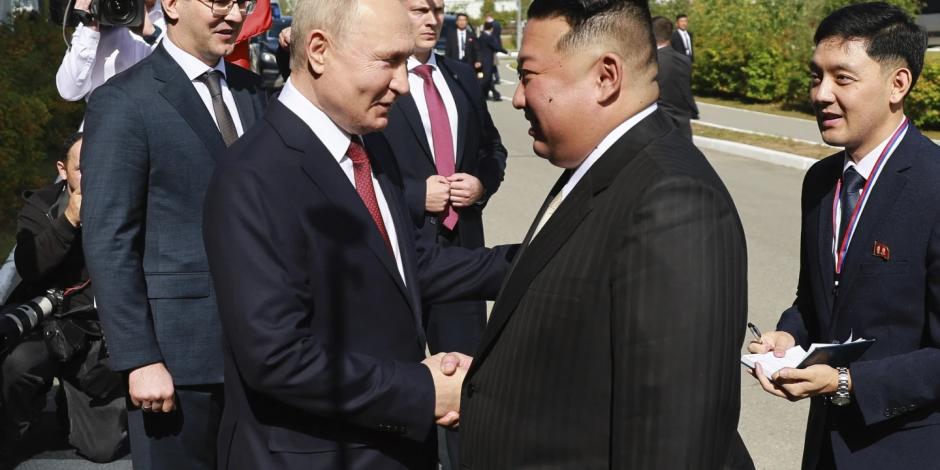 El presidente de Rusia, Vladimir Putin, estrecha la mano del líder norcoreano, Kim Jong Un, durante un encuentro en el cosmódromo de Vostochny, el 13 de septiembre de 2023.