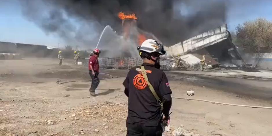 Incendio consume contenedores con diésel en empresa de Escobedo, Nuevo León.