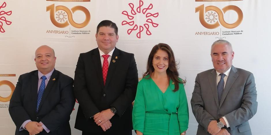 La presidenta del Instituto Mexicano de Contadores Públicos (IMCP), Laura Grajeda, encabezó la rueda de prensa mensual del organismo.