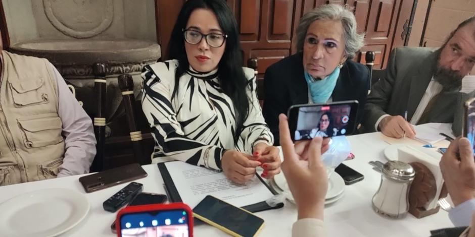 La legisladora del PRI, Silvia Sánchez (primera de izquierda a derecha), durante la conferencia que ofreció ayer.