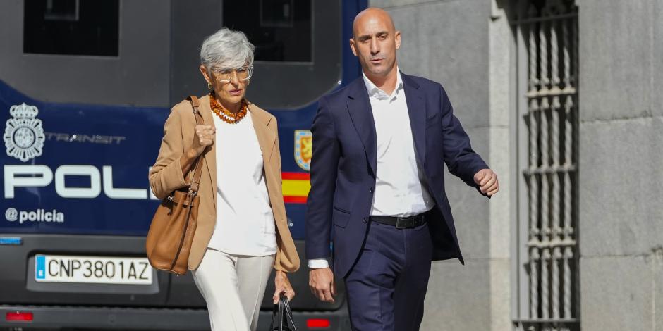 El expresidente de la Federación Española de Futbol, Luis Rubiales (derecha), llega a la Audiencia Nacional acompañado por su abogada para declarar sobre el beso no consentido a Jenni Hermoso