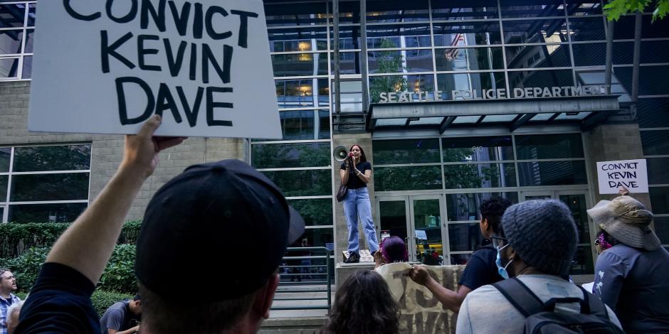 Kyla Carrillo, al centro, pronuncia un mensaje durante una protesta afuera del Departamento de Policía de Seattle el 14 de septiembre de 2023 después de que un agente atropellara con un auto patrulla a una mujer de 23 años que cruzaba una calle en enero. La mujer falleció después.