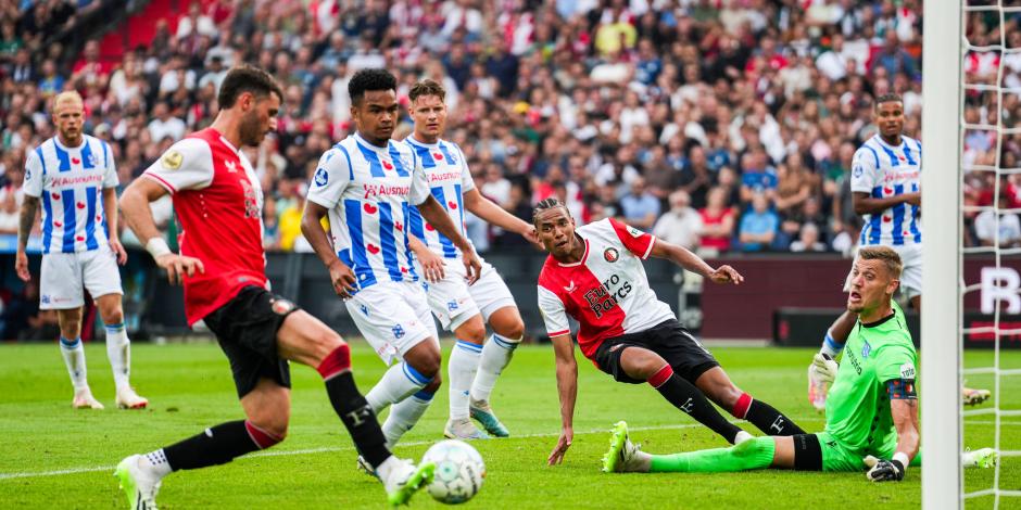 Santiago Giménez en el partido del Feyenoord ante el Heerenveen