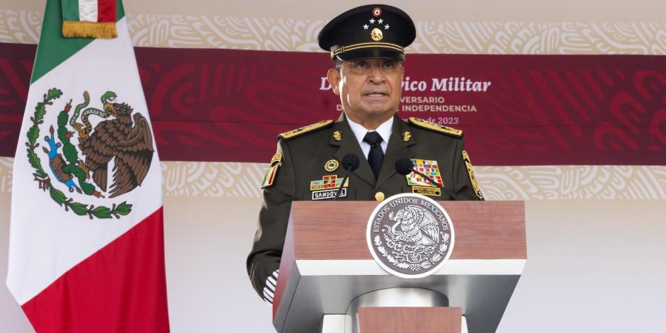 Luis Cresencio Sandoval, secretario de la Defensa Nacional, previo al inicio del desfile militar.
