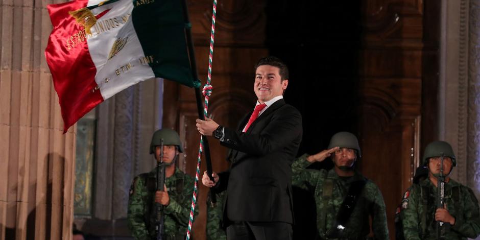 Samuel García encabezando el Grito de Independencia en Nuevo León ante una multitud de 70 mil personas
