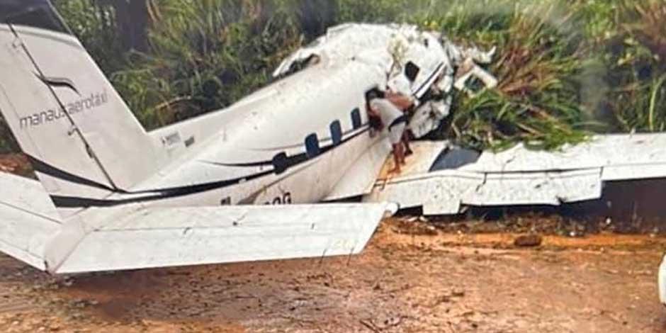 Una avioneta cayó este sábado en medio de la selva amazónica brasileña y las autoridades han confirmado la muerte de las catorce personas que estaban a bordo, todas de nacionalidad brasileña