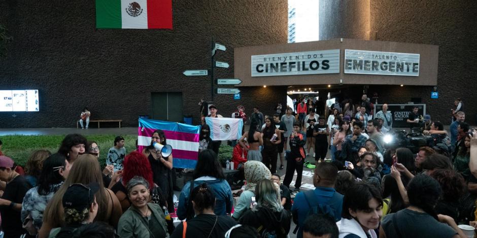 La activista trans Laura Glover acompañada de hombres y mujeres de la comunidad trans se manifestaron en la Cineteca Nacional con un tianguis y la entrega de un pliego petitorio en que piden una sala de exposiciones para disidencias sexuales y un pase gratuito para personas no binarias y trans