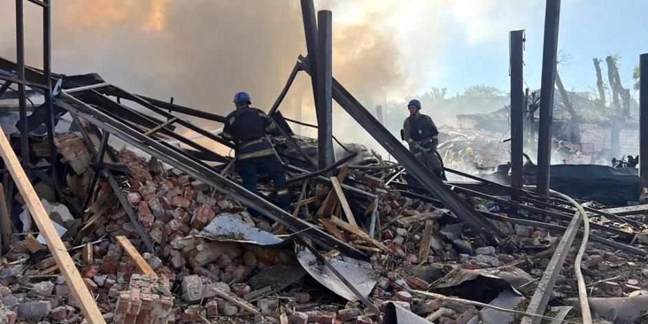 En esta foto facilitada por el Servicio de Emergencias de Ucrania, personal de los servicios de emergencia trabaja para extinguir un incendio tras un ataque ruso en Kryvyi Rih, Ucrania, el viernes 8 de septiembre de 2023.