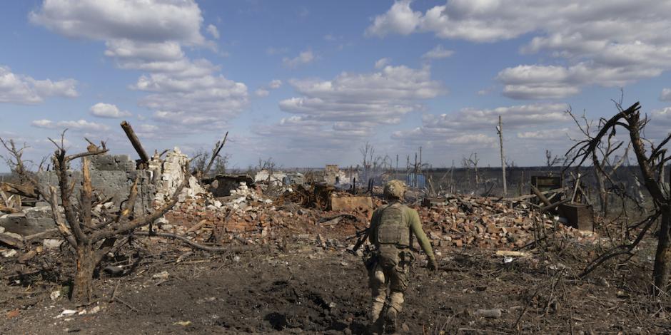 Un militar ucraniano avanza a una nueva posición en la zona de Andrivka, territorio recuperado por los defensores el fin de semana.