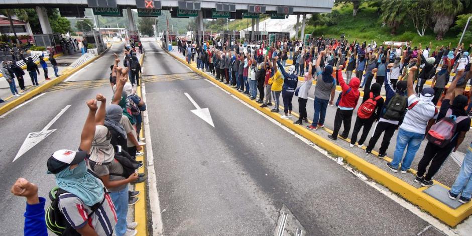 Estudiantes de Ayotzinapa, ayer, en la caseta Palo Blanco de la Autopista del Sol.