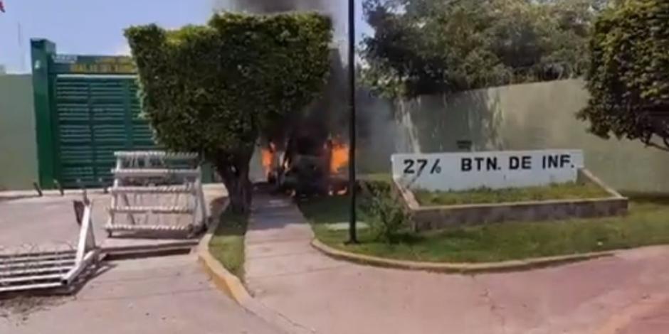 Normalistas atacan nuevamente cuartel militar en Iguala, Guerrero.