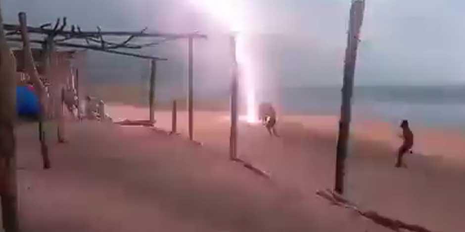 Captan caída de tremendo rayo en playas de Michoacán; 'mata un turista y un  vendedor', reportan │ VIDEO