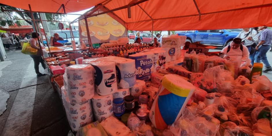 En el tianguis de Apatlaco, algunos comerciantes escondieron ayer los medicamentos con otros productos.