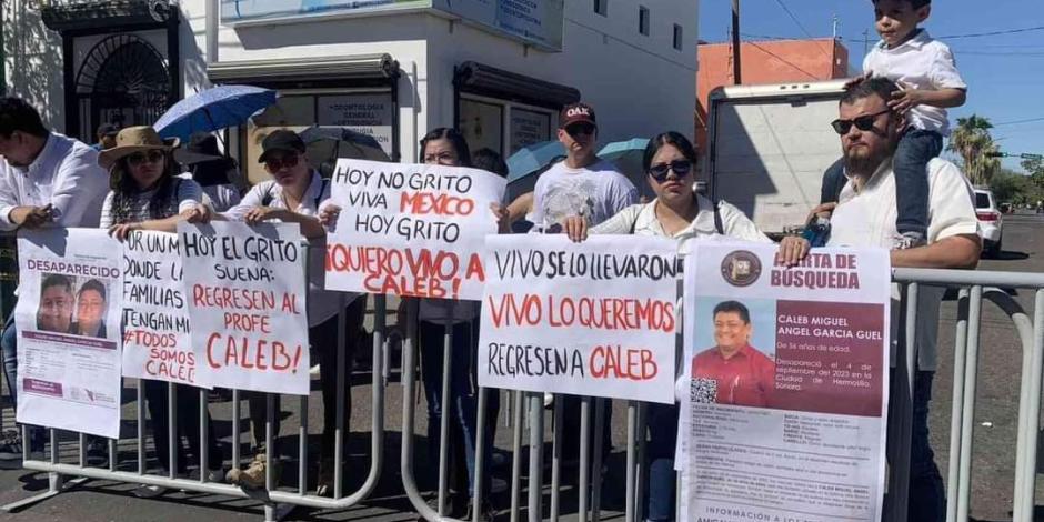 Familiares y compañeros de Miguel Ángel Caleb exigieron su localización en una protesta, el 7 de septiembre.