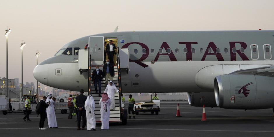 Prisioneros estadounidenses, al llegar a Qatar, escala previo a su retorno a EU, ayer.