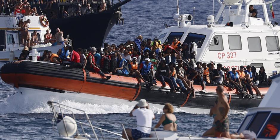 Un bote de la Guardia Costera traslada a migrantes rescatados, ayer.