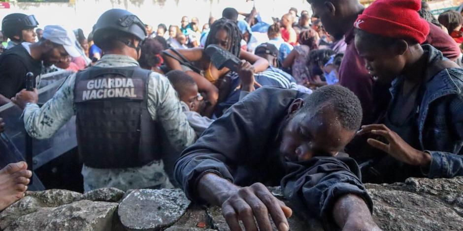 Migrantes dan portazo en Comar; 10 heridos.