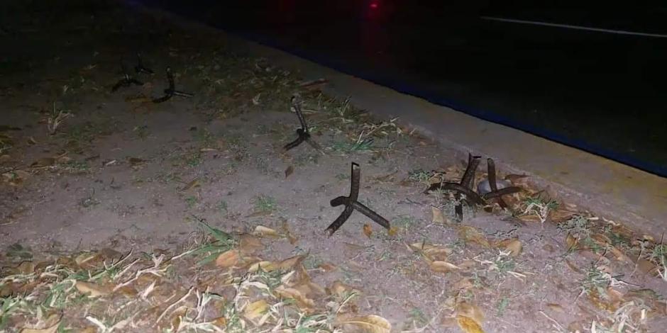Algunos de los artefactos elaborados con púas de acero que fueron arrojados al asfalto por hombres armados, ayer.