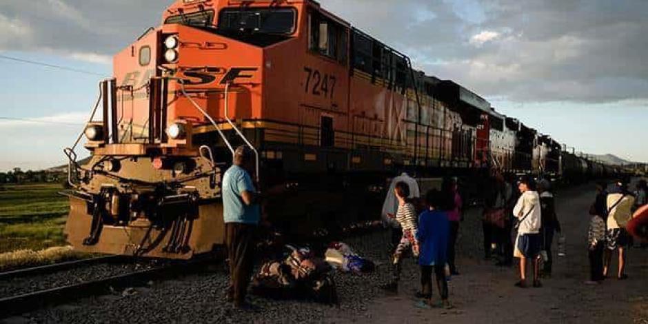 Grupo México reinicia operación en algunos de los 60 trenes que detuvo por el aumento de migrantes que viajan sobre ellos para llegar a la frontera con Estados Unidos