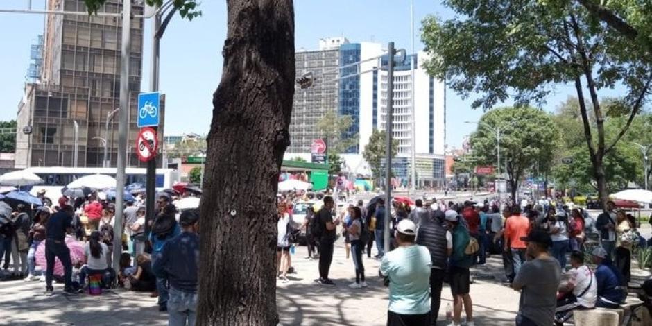 Maestros de la CNTE de Michoacán bloquean Paseo de la Reforma y Avenida Insurgentes en demanda de contratación inmediata a normalistas egresados.