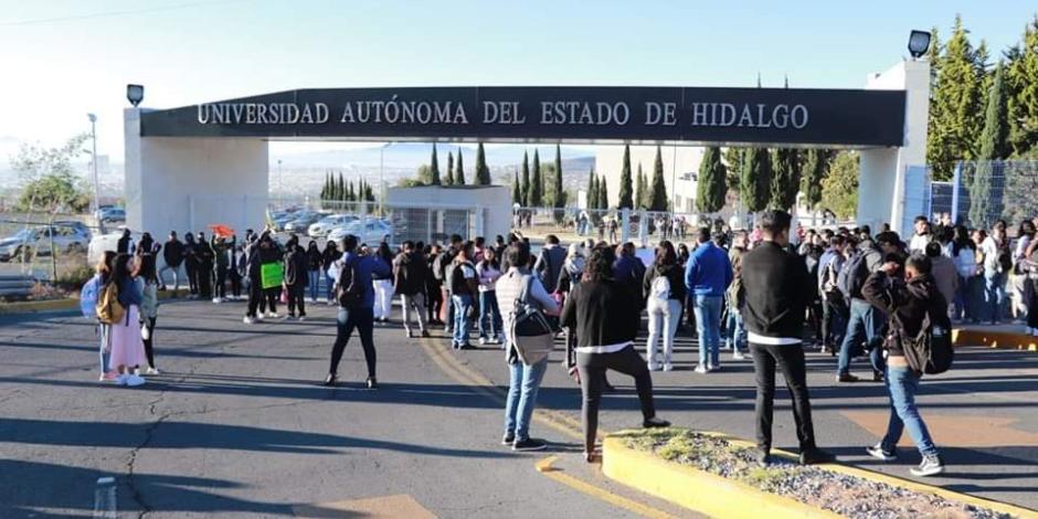 Decenas de estudiantes bloquean los accesos a la Ciudad del Conocimiento, como parte del paro que empezó ayer.