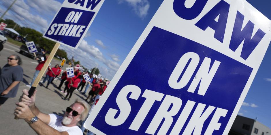 Miembros del UAW durante la huelga en una planta de Ford en Michigan, el lunes.