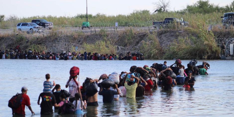 Indocumentados cruzan de Piedras Negras, Coahuila, a Eagle Pass, Texas, a través del río Bravo, ayer.