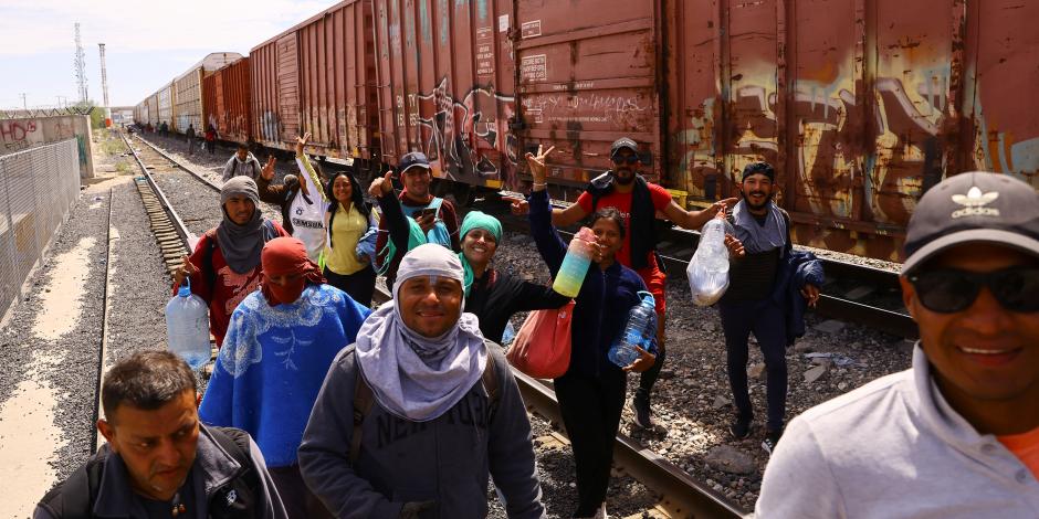 Migrantes caminan junto a un tren, con la intención de llegar a Estados Unidos, en Ciudad Juárez, México, el 20 de septiembre de 2023.