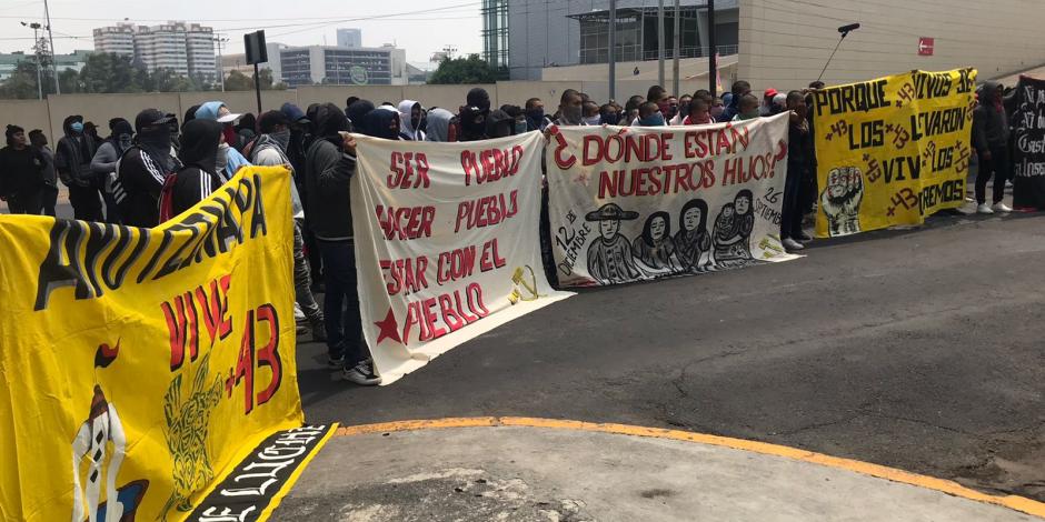 Padres de los 43 normalistas desaparecidos de Ayotzinapa se manifiestan en el Campo Militra 1