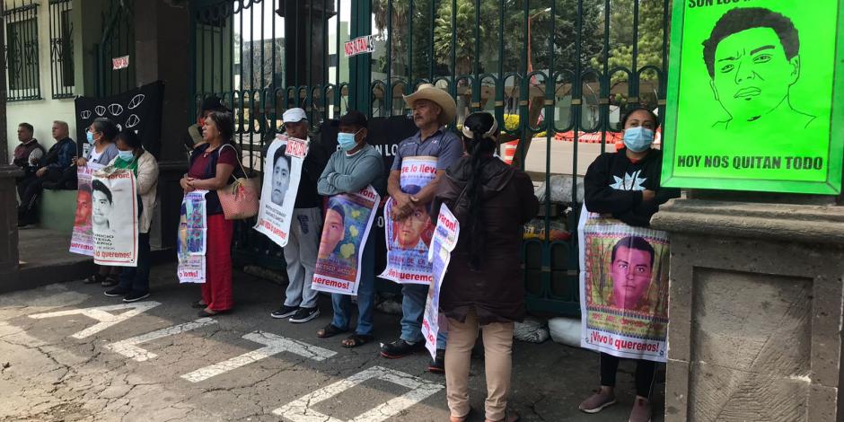 Padres de los 43 normalistas desaparecidos de Ayotzinapa se manifiestan en el Campo Militra 1