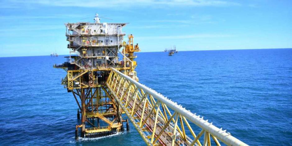 Pemex y el sindicato petrolero firman acuerdo del 5.5% de aumento salarial.