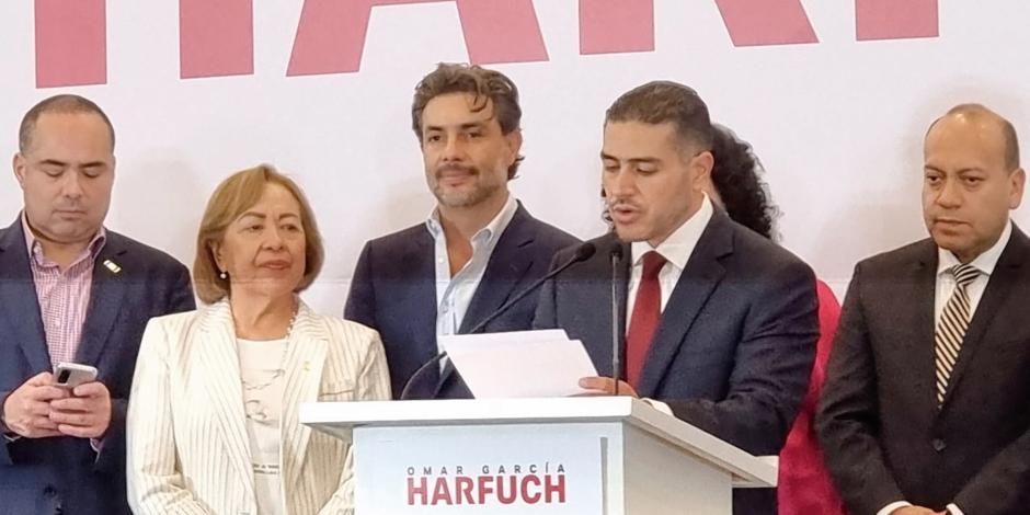 El líder del PVEM en la capital, Jesús Sesma (al centro), acompañó a Omar García Harfuch durante su destape, el miércoles.