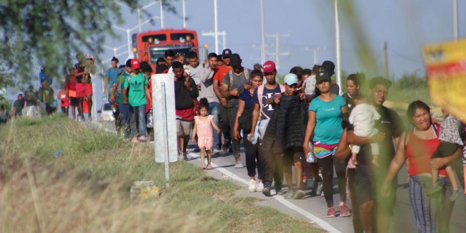 Cientos de migrantes están en la frontera de México en busca de cumplir el sueño americano, lo cual limita la afluencia de transporte de carga.