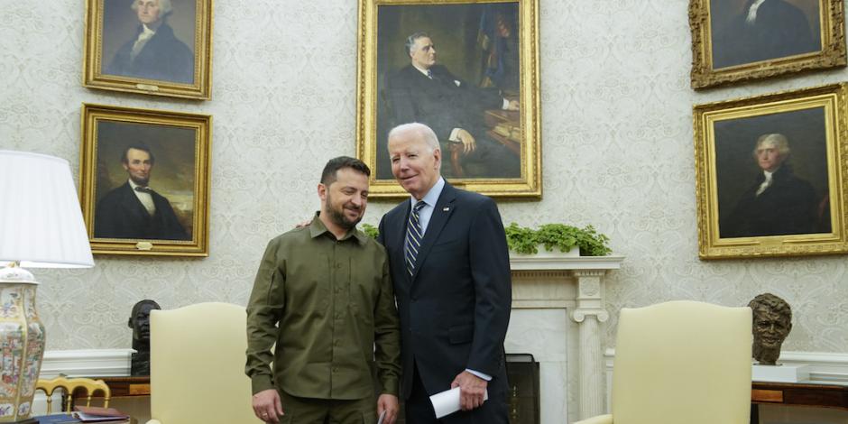 Los presidentes de Ucrania, Volodimir Zelenski, con su característica vestimenta verde, y de Estados Unidos, Joe Biden, ayer en la Casa Blanca.
