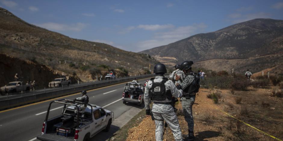 Personal del Ejército y GN resguarda el sitio donde se localizaron los cuerpos, ayer, en Baja California.