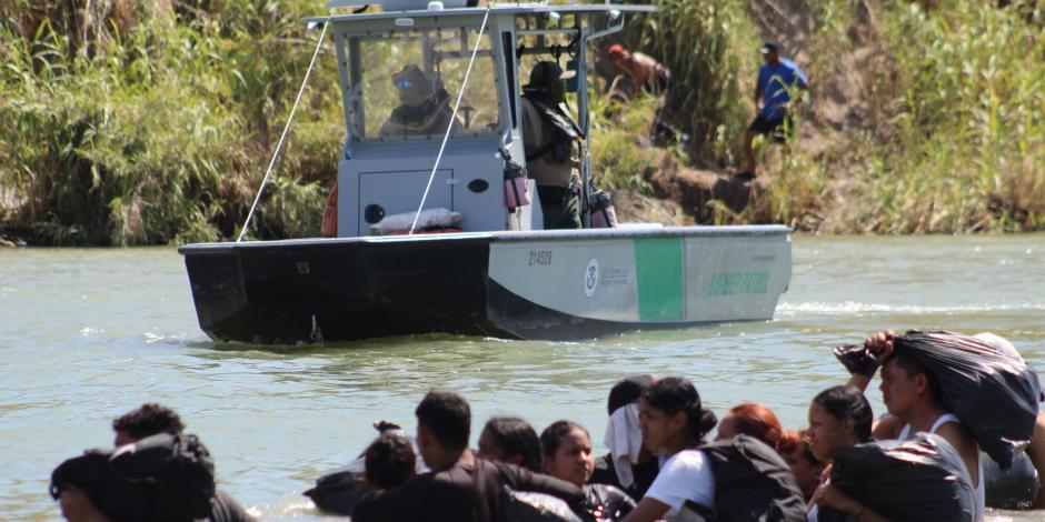 Migrantes intentan cruzar a Texas a través del río Bravo, ante la presencia de la Border Patroll.