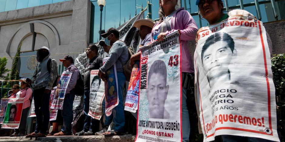 Familiares de los 43 normalistas de Ayotzinapa en una protesta.