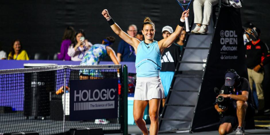 Maria Sakkari festeja su victoria sobre Caroline Garcia en el WTA Guadalajara Open AKRON 2023.