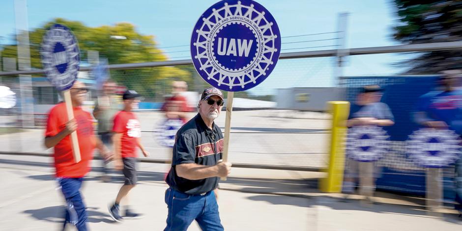 Huelguistas del sindicato UAW se manifiestan en un centro de distribución de autopartes en Milwaukee, ayer.
