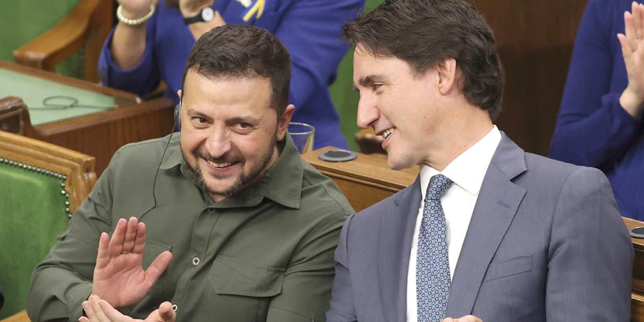 El presidente Zelenski y el primer ministro Trudeau conversan, ayer, en el Parlamento de Canadá.