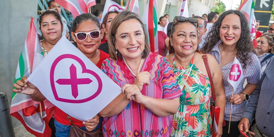 La senadora albiazul fue recibida por simpatizantes tras su llegada a Ciudad del Carmen, Campeche, ayer.