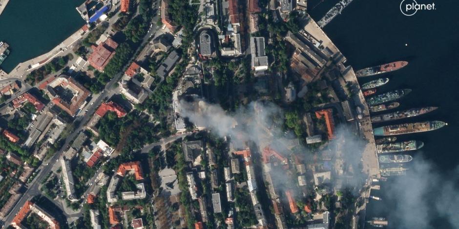 Una imagen de satélite muestra humo saliendo de un cuartel general de la Armada rusa del Mar Negro tras un ataque con misiles, mientras continúa la invasión rusa de Ucrania, en Sebastopol, Crimea.